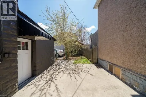 32 Britannia Avenue Hamilton ON L8H 1W4