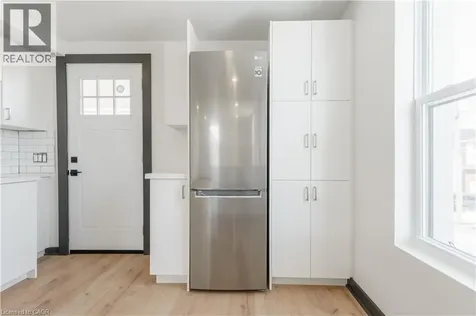 32 Britannia Avenue Hamilton ON L8H 1W4