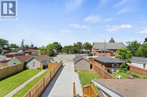 1439 Benjamin Avenue Windsor ON N8X 4N2