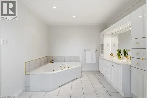 12 Sumner Crescent Grimsby ON L3M 5E2