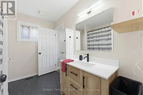 60 St Patrick's Drive Brantford ON N3T 6L4
