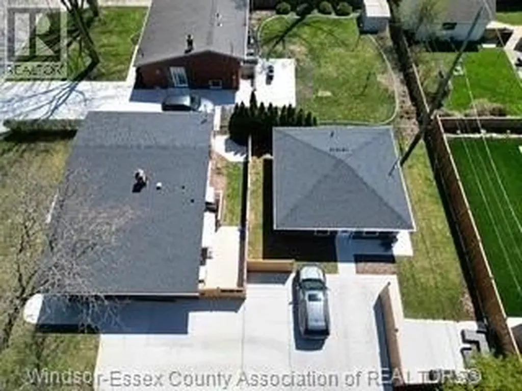 3401 Roxborough Windsor ON N9E 2Z9