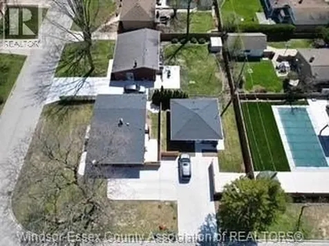 3401 Roxborough Windsor ON N9E 2Z9