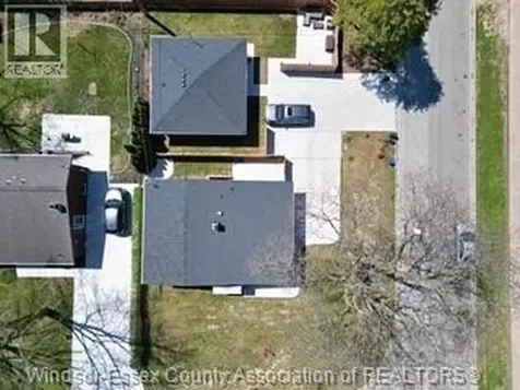 3401 Roxborough Windsor ON N9E 2Z9
