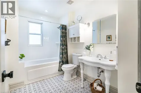 3 Fallsview Road Hamilton ON L9H 5J7