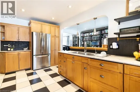3 Fallsview Road Hamilton ON L9H 5J7