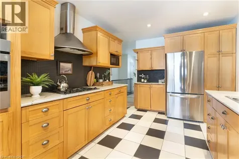 3 Fallsview Road Hamilton ON L9H 5J7