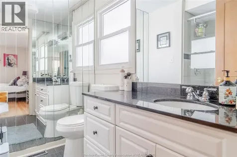 2477 Mark Avenue Windsor ON N9E 2W2