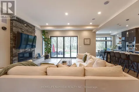 16 Windsor Drive Whitchurch-stouffville ON L4A 7X3