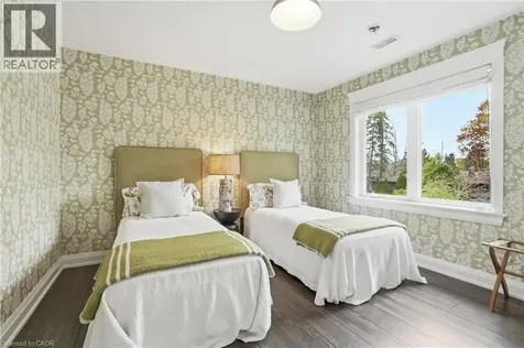 735 George Street Burlington ON L7R 2V8
