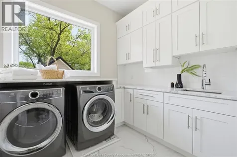 1094 Roseland Drive South Windsor ON N9G 1T8