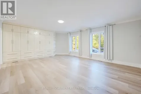 8 Ridgewood Drive Richmond Hill ON L4E 3M1