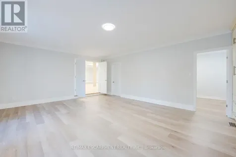 8 Ridgewood Drive Richmond Hill ON L4E 3M1
