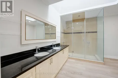 8 Ridgewood Drive Richmond Hill ON L4E 3M1