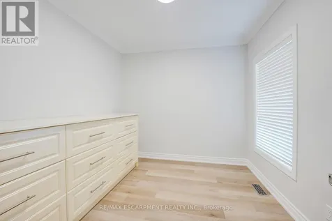 8 Ridgewood Drive Richmond Hill ON L4E 3M1