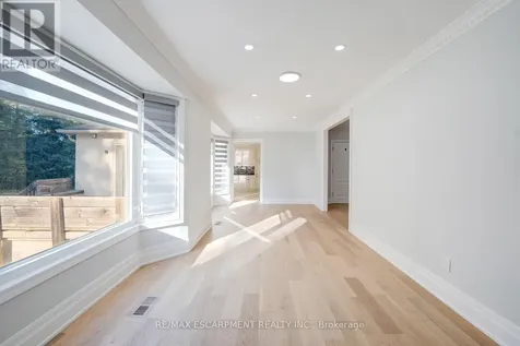 8 Ridgewood Drive Richmond Hill ON L4E 3M1