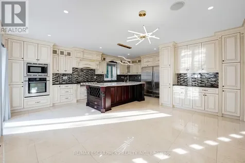 8 Ridgewood Drive Richmond Hill ON L4E 3M1