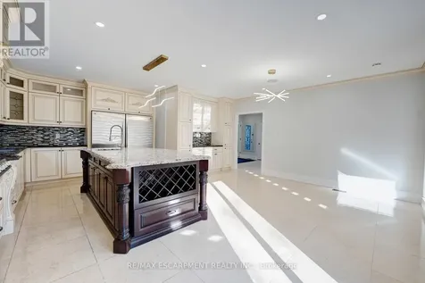 8 Ridgewood Drive Richmond Hill ON L4E 3M1