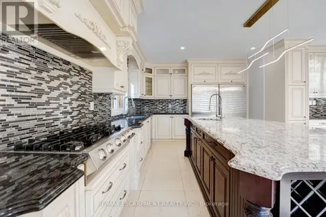 8 Ridgewood Drive Richmond Hill ON L4E 3M1