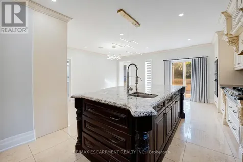 8 Ridgewood Drive Richmond Hill ON L4E 3M1