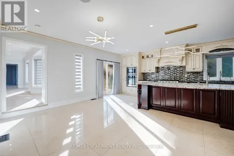 8 Ridgewood Drive Richmond Hill ON L4E 3M1