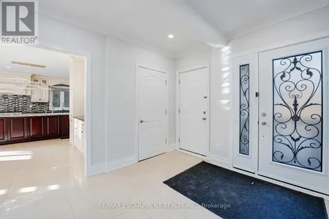 8 Ridgewood Drive Richmond Hill ON L4E 3M1