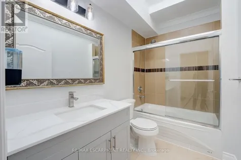 8 Ridgewood Drive Richmond Hill ON L4E 3M1