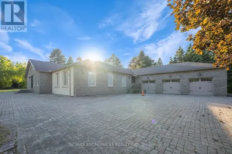 8 Ridgewood Drive Richmond Hill ON L4E 3M1