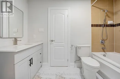 8 Ridgewood Drive Richmond Hill ON L4E 3M1