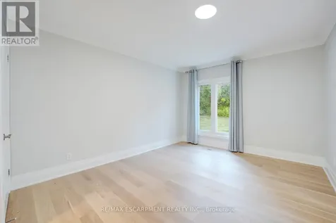 8 Ridgewood Drive Richmond Hill ON L4E 3M1