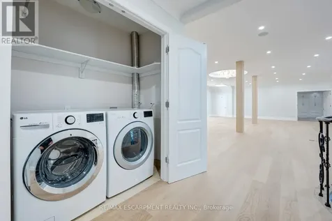 8 Ridgewood Drive Richmond Hill ON L4E 3M1