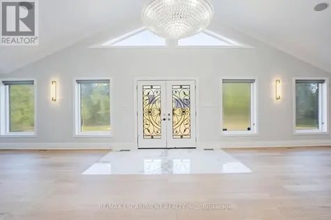 8 Ridgewood Drive Richmond Hill ON L4E 3M1