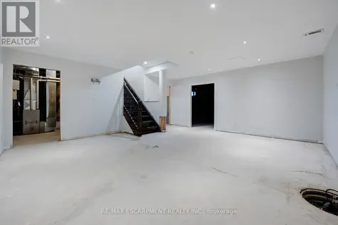 8 Ridgewood Drive Richmond Hill ON L4E 3M1