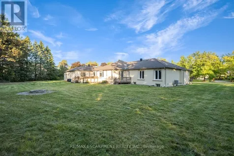 8 Ridgewood Drive Richmond Hill ON L4E 3M1