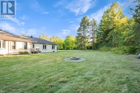 8 Ridgewood Drive Richmond Hill ON L4E 3M1