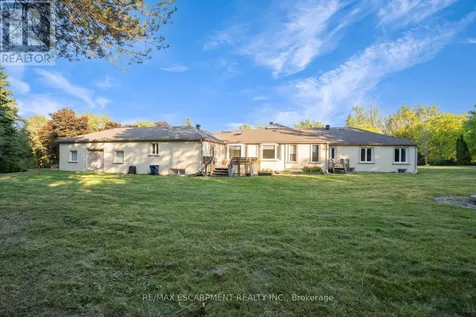 8 Ridgewood Drive Richmond Hill ON L4E 3M1