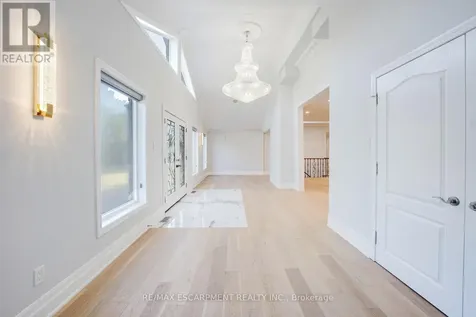 8 Ridgewood Drive Richmond Hill ON L4E 3M1