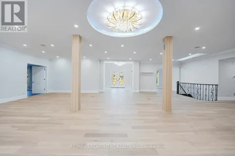 8 Ridgewood Drive Richmond Hill ON L4E 3M1