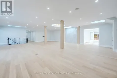 8 Ridgewood Drive Richmond Hill ON L4E 3M1