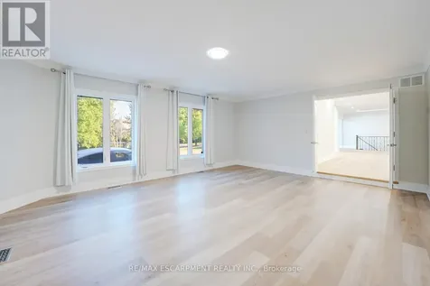 8 Ridgewood Drive Richmond Hill ON L4E 3M1