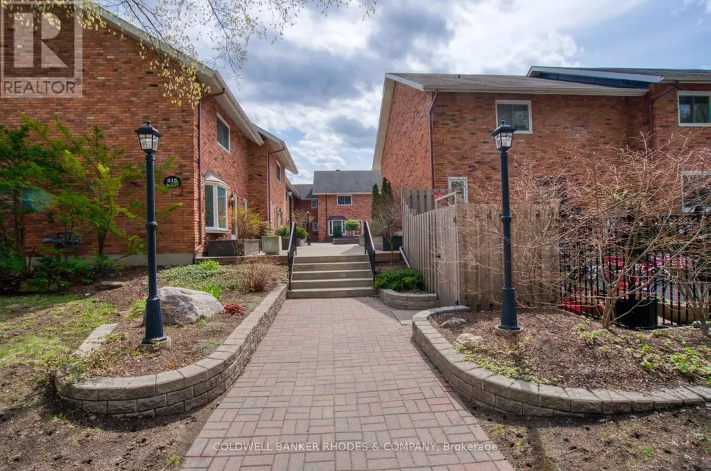 215 Mackay Street Ottawa ON K1M 2B6