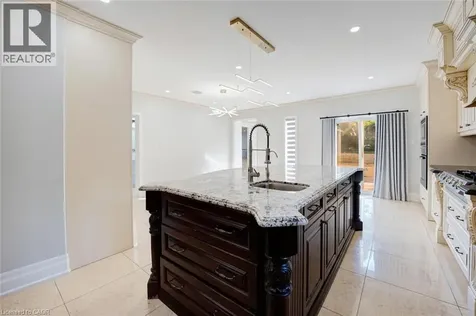 8 Ridgewood Drive Richmond Hill ON L4E 3M1