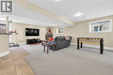 1635 Meridian Windsor ON N9G 3E7