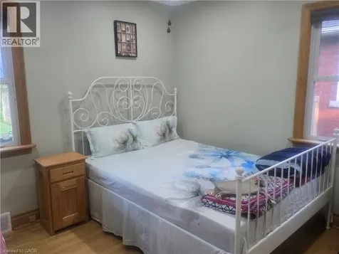 6902 Dell Avenue Niagara Falls ON L2G 4V8