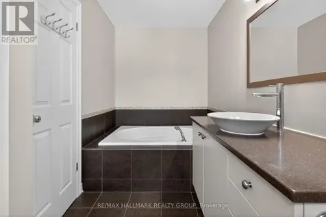 236 Trailsedge Way Ottawa ON K1W 0E8