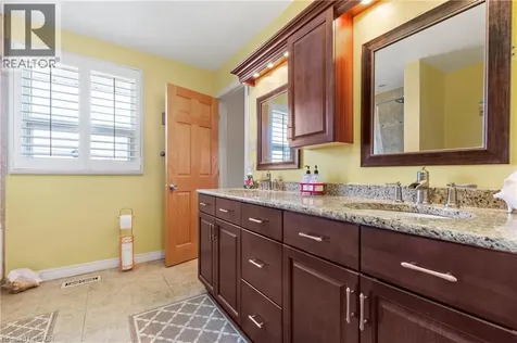58 Centennial Parkway South Hamilton ON L8G 2C4