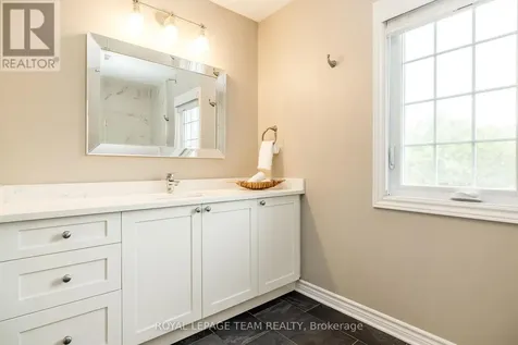 10 Beechgrove Gardens Ottawa ON K2S 1W5