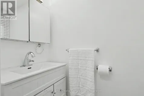 51 Camrose Court Kitchener ON N2M 5J4