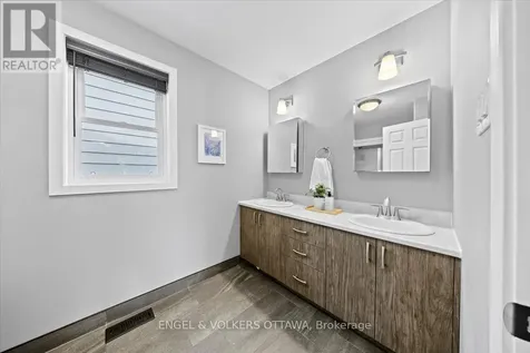 1005 Gold Crescent Ottawa ON K2B 8C4