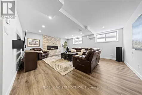1005 Gold Crescent Ottawa ON K2B 8C4